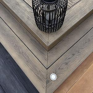 <p>Bij TimberTouch streven we ernaar om hoogwaardige producten te leveren die niet alleen duurzaam en functioneel zijn, maar ook mooi aangezicht hebben. Onze vlonderplanken, met een afmeting van 20x2,5x359 cm, zijn hier een perfect voorbeeld van.</p>

<p>Materiaal & duurzaamheid<br />
Timbertouch® is gemaakt van polyurethaan, een type kunststof dat ontworpen is om het uiterlijk van hout na te bootsen. Ze hebben vaak een lichte structuur en reliëf die op hout lijkt, maar ze zijn lichter en minder gevoelig voor krimpen en uitzetten door temperatuur- of vochtveranderingen, dan echt hout. TimberTouch® is zeer duurzaam en bestand tegen vocht en schimmelaanslag.<br />
<br />
Onderhoud<br />
PU-planken zijn onderhoudsarm en gemakkelijk schoon te maken met water. Ze hoeven niet te worden geschuurd, gelakt of geolied, wat bij houten planken wel nodig is.<br />
<br />
Milieu<br />
TimberTouch® gebruikt voor een groot deel gerecycled materiaal in de kern. TimberTouch® planken bevatten geen hout(vezels), wat ontbossing voorkomt en de druk op natuurlijke bossen vermindert.</p>

