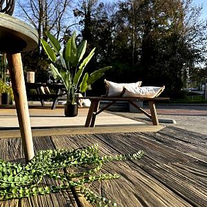 <p>Bij TimberTouch streven we ernaar om hoogwaardige producten te leveren die niet alleen duurzaam en functioneel zijn, maar ook mooi aangezicht hebben. Onze vlonderplanken, met een afmeting van 20x2,5x359 cm, zijn hier een perfect voorbeeld van.</p>

<p>Materiaal & duurzaamheid<br />
Timbertouch® is gemaakt van polyurethaan, een type kunststof dat ontworpen is om het uiterlijk van hout na te bootsen. Ze hebben vaak een lichte structuur en reliëf die op hout lijkt, maar ze zijn lichter en minder gevoelig voor krimpen en uitzetten door temperatuur- of vochtveranderingen, dan echt hout. TimberTouch® is zeer duurzaam en bestand tegen vocht en schimmelaanslag.<br />
<br />
Onderhoud<br />
PU-planken zijn onderhoudsarm en gemakkelijk schoon te maken met water. Ze hoeven niet te worden geschuurd, gelakt of geolied, wat bij houten planken wel nodig is.<br />
<br />
Milieu<br />
TimberTouch® gebruikt voor een groot deel gerecycled materiaal in de kern. TimberTouch® planken bevatten geen hout(vezels), wat ontbossing voorkomt en de druk op natuurlijke bossen vermindert.</p>
